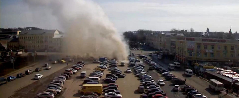 Se intampla in Rusia: Un gheizer urias erupe in mijlocul unei parcari