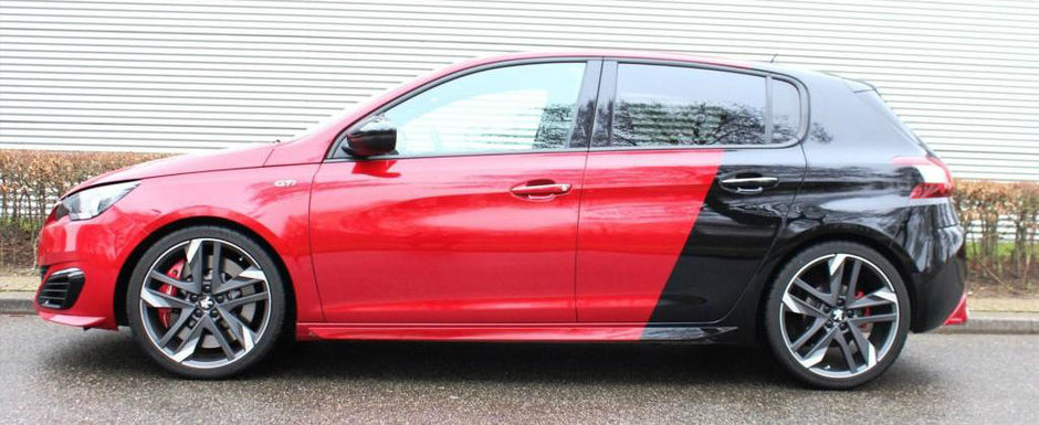 Se lauda cu 190 CP per litru, ca un AMG, insa costa mult mai putin. Care este pretul acestui hot-hatch in doua culori Se lauda cu 190 CP per litru, ca un AMG, insa costa mult mai putin. Care este pretul acestui hot-hatch in doua culori