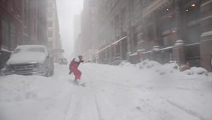 Se-ntampla in New York: Distractie cu snowboardul si schiurile pe strazile acoperite de zapada