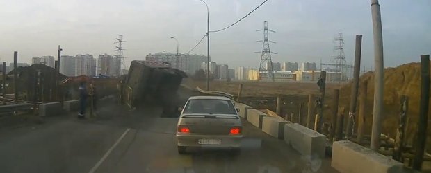 Se poate si mai rau ca la noi: un camion gaureste asfaltul si cade pe o masina