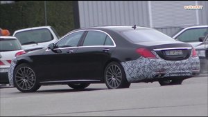 Se spune ca sub capota acestui Mercedes S-Class se ascunde o motorizare V8 de 4 litri