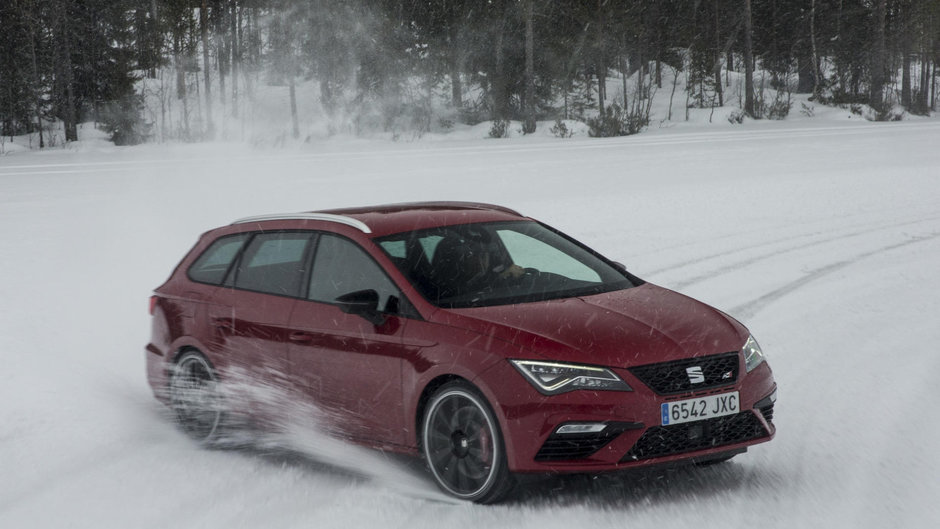 Seat Leon Cupra ST versus 6 caini Husky