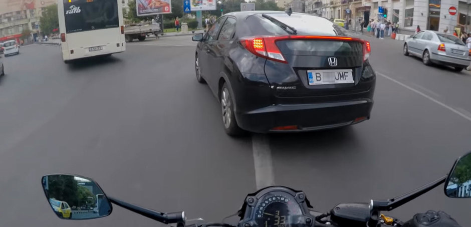 Sefa prostiei in materie de soferie in Romania conduce o Honda Civic si trebuie sa fugi de ea! Sefa prostiei in materie de soferie in Romania conduce o Honda Civic si trebuie sa fugi de ea!