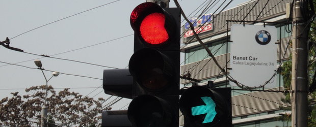 Semafor verde intermitent la dreapta: cine are voie sa stea pe prima banda?