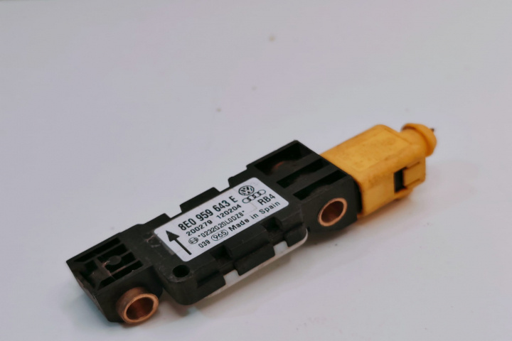 Senzor Impact 8E0959643E Audi A4 B7 [200