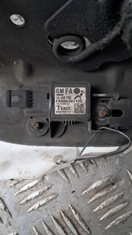 Senzor impact Opel ASTRA H 1.4 benzina an 2007 cod 13158750