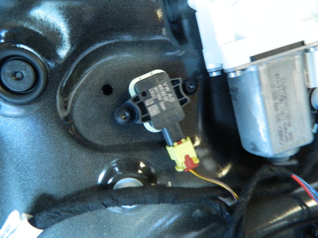 Senzor impact usa stanga fata Audi A1 8X cod: 4H0955557