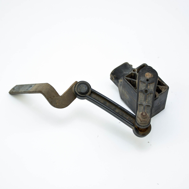 Senzor Nivel / Senzor Suspensie Mercedes-Benz Ml / M-Class (W164) 2005-2011 Ml 320 Cdi 4-Matic (164.122) Om 642.940 Motorina Spate Dreapta A0105427717, A1643200632