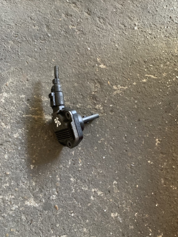 Senzor nivel ulei Volkswagen Bora [1998 - 2005] Sedan 1.9 TDI MT (150 hp) (1J2)