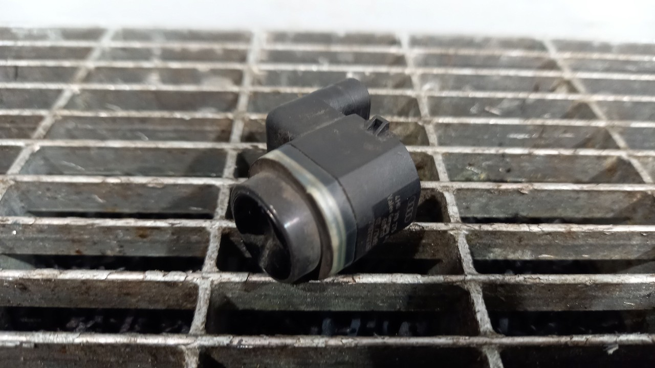 SENZOR PARCARE FATA AUDI A8 - - (2010 2014)