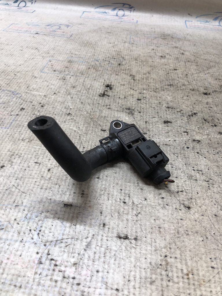 Senzor presiune gaze evacuare Volkswagen Passat B8 2016, 04L906051B