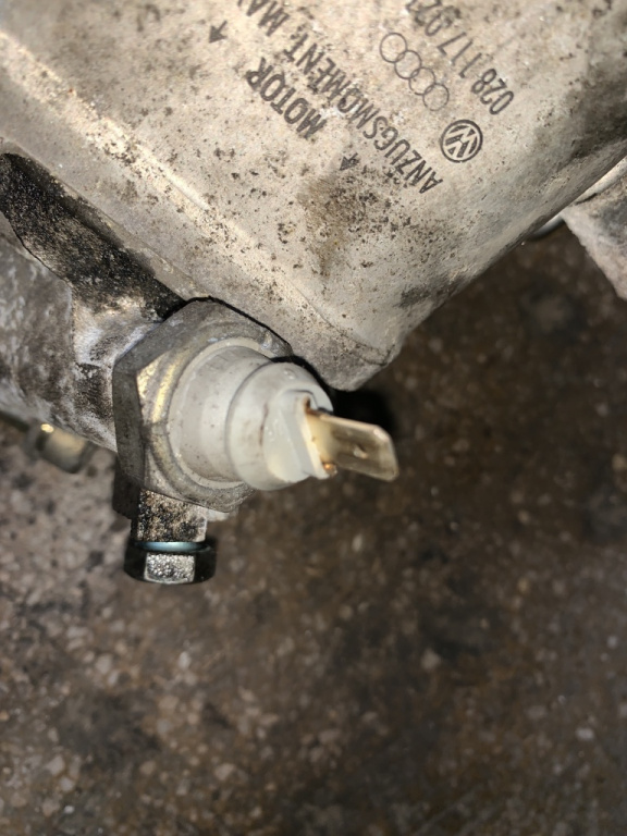 Senzor presiune ulei Volkswagen Passat B5 [1996 - 2000] Sedan 4-usi (3B2)