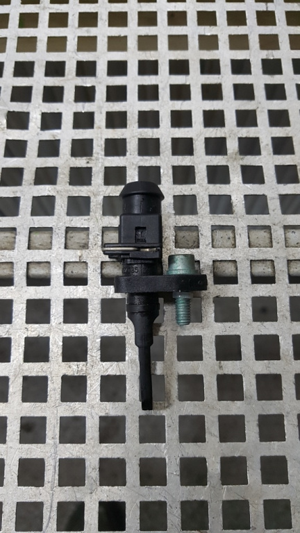 Senzor temperatura admisie Volkswagen Passat b5.5 1.8 t 2002 OEM 58905379