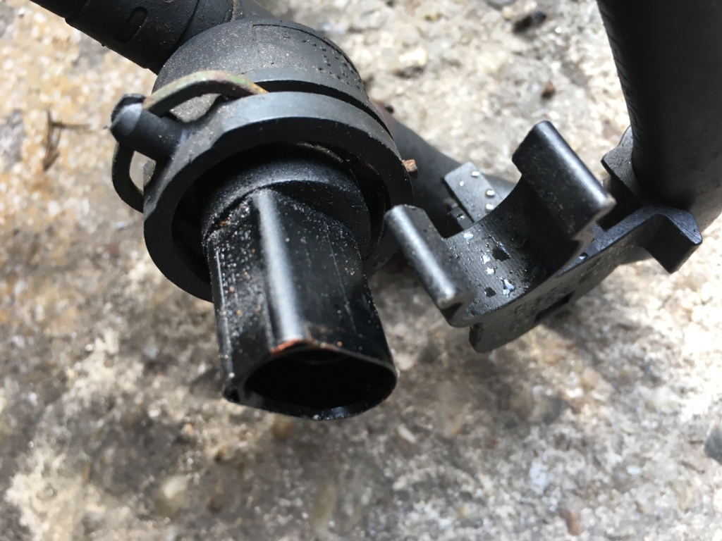 Senzor temperatura combustibil Volkswagen VW Passat B6 [2005 - 2010] Sedan 4-usi 2.0 TDI DSG (170 hp) (3C2)