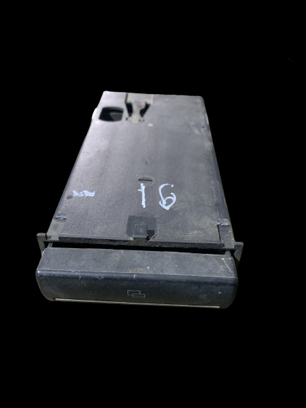 Sertar bord Audi A3 8P/8PA [facelift] [2004 - 2008] Sportback hatchback 5-usi 1.6 MT (102 hp) 1.6 - BGU