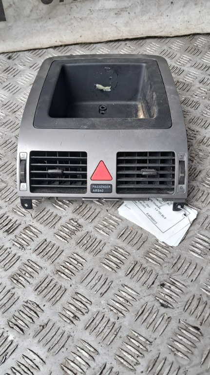 Sertar bord central Vw Touran 1.9 TDI 105CP / 77 KW cod motor BLS transmisie manuala 6+1 an 2007