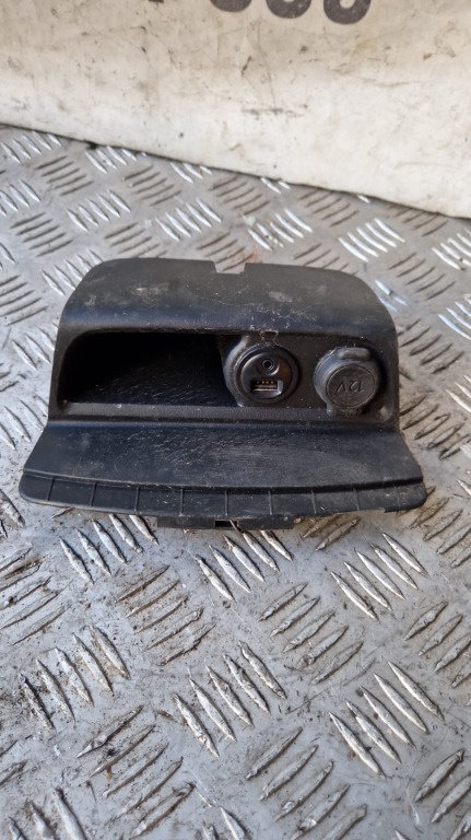 Sertar bord + USB Peugeot 208 Coupe an fab. 2016 cod 9674655277