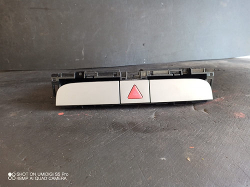 Sertare bord cu buton de avarii , VW Passat Variant 3C5 , 2005 - 2011 COD - 3C0858407