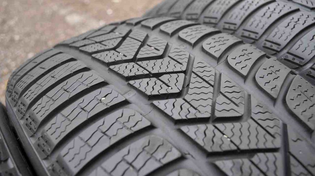 SET 2 Anvelope Iarna 225/55 R17 PIRELLI SOTTOZERO 3 WINTER 97H