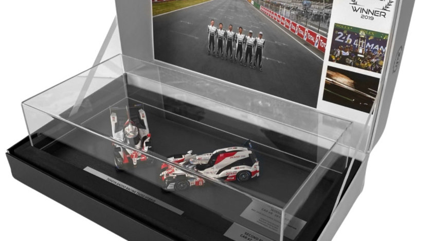 Set 2 Machete Oe Toyota Gazoo Racing TS050 #8 &amp; 7 Le Mans 2019 1-2 Finish Podium Set 1:43 Ediție Limitată TY14143JWM