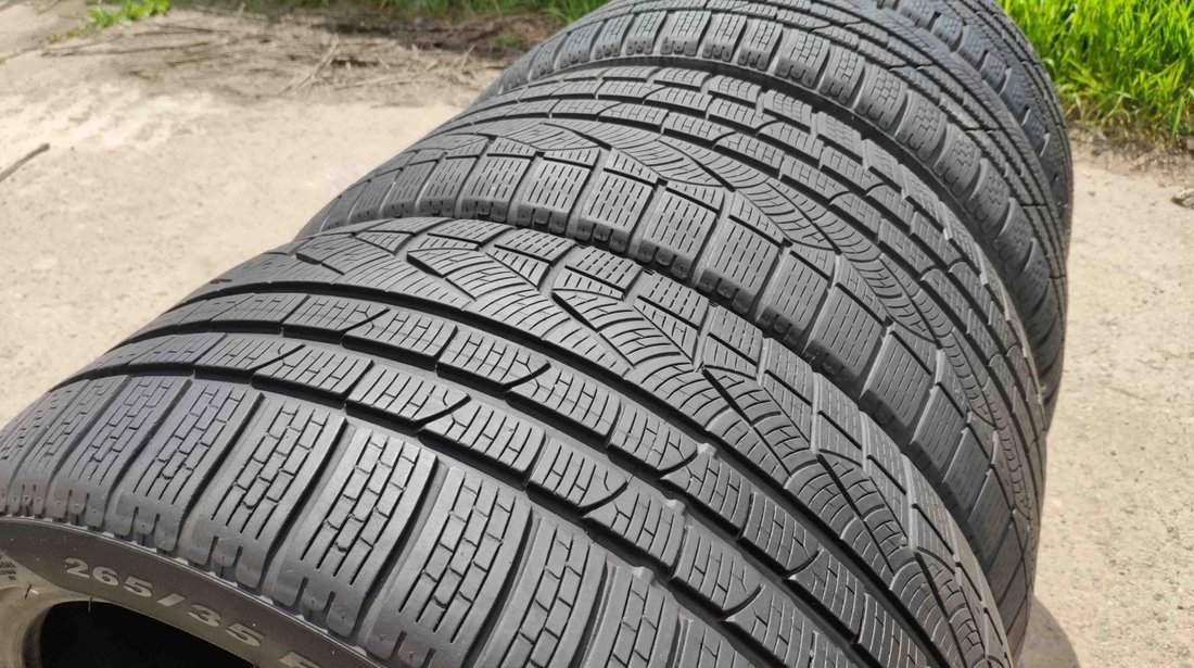 SET 4 Anvelope Iarna 265/35 R19 + 235/40 R19 PIRELLI SottoZero Winter 240 Serie 2