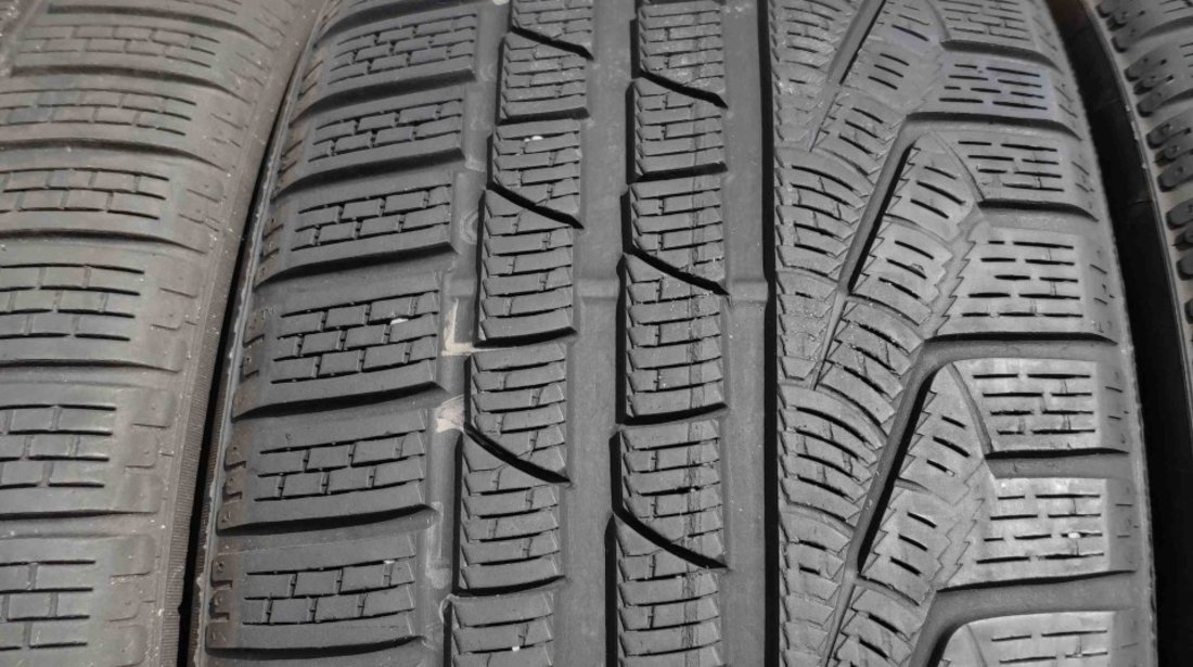 SET 4 Anvelope Iarna 265/35 R19 + 235/40 R19 PIRELLI SottoZero Winter 240 Serie 2