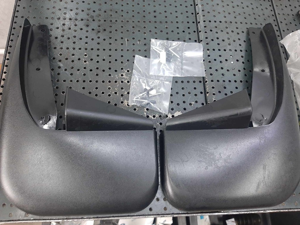Set aparatoare noroi fata ford transit dupa 2006 yc15-v28344agw yc15-v28345agw