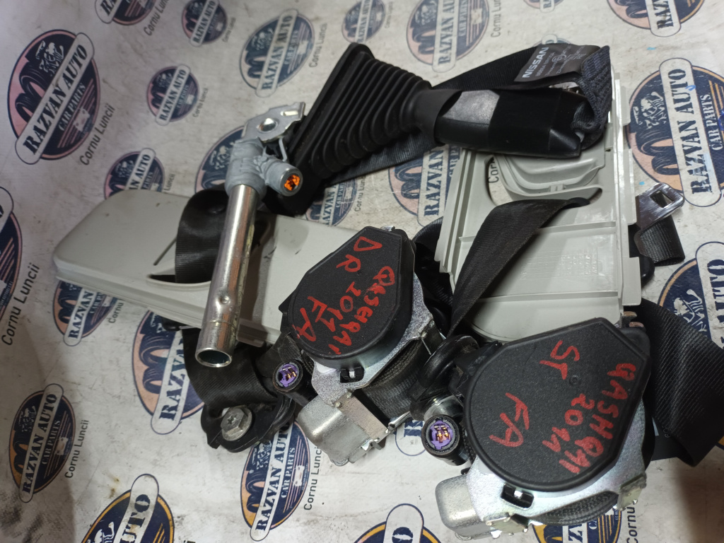 Set centuri fata cu pretensioner și capsa Nissan Qashqai 2011, 86884BR00A / R86843JD000