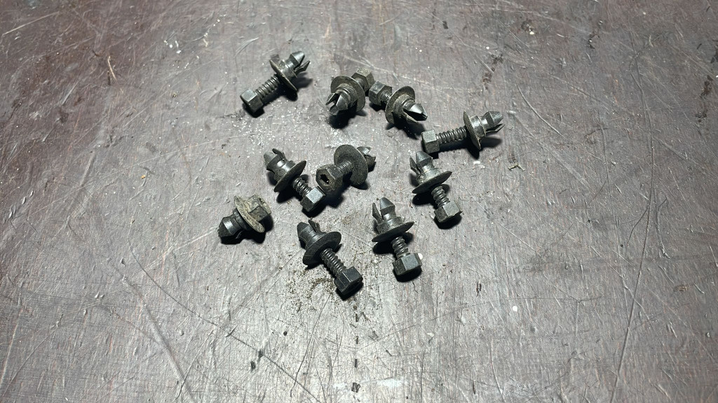 Set cleme fixare praguri pentru Passat B6 an 2005 - 2010
