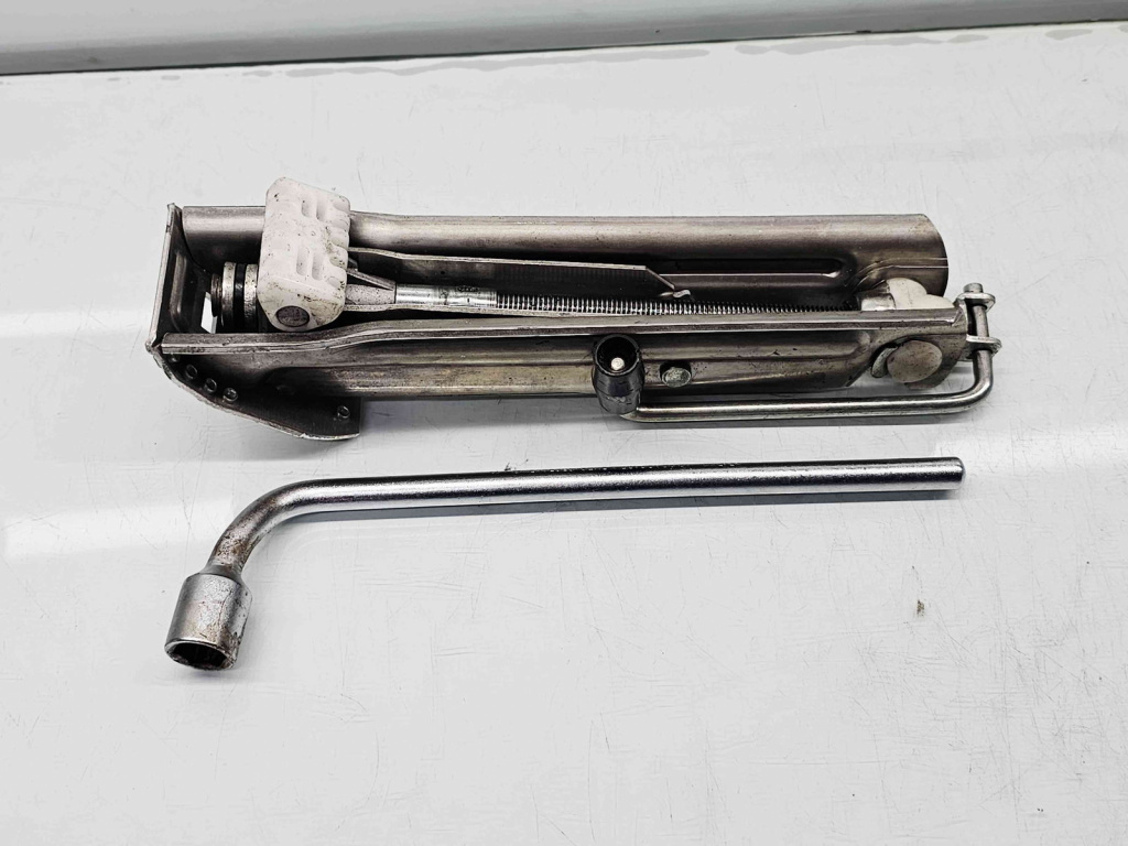 Set cric si cheie Mercedes Clasa C Coupe (C204) Facelift AMG [Fabr 2011-2015] OEM