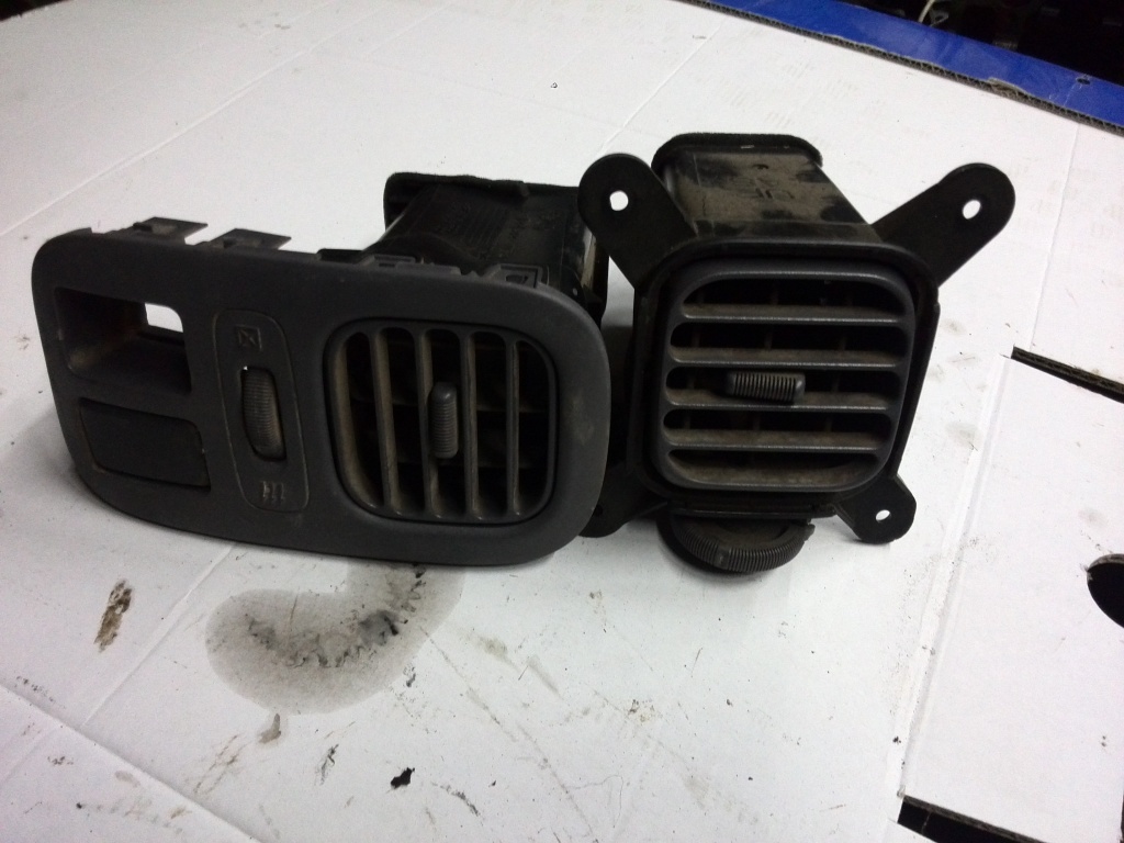 SET DOUA GRILE AERISIRE AER BORD NISSAN NAVARA D22 PICK-UP 1998...2001