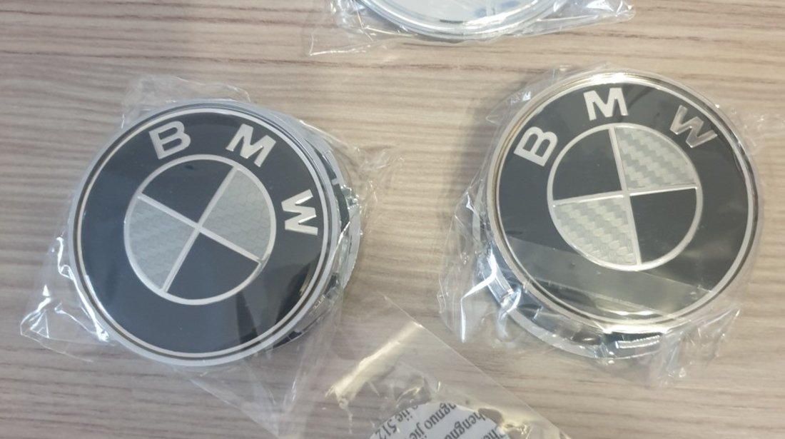 Set embleme BMW pe culoare carbon alb negru