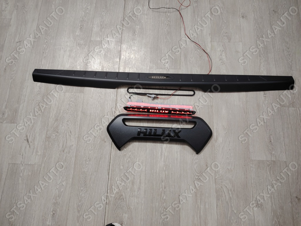 SET ORNAMENT OBLON SI STOP LAMPA OBLON PENTRU TOYOTA HILUX REVO 2016-2025 [3-BUC][V1]