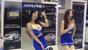 Sexy, dar pilaf la dans: hostessele Alpine de la Bangkok Motor Show