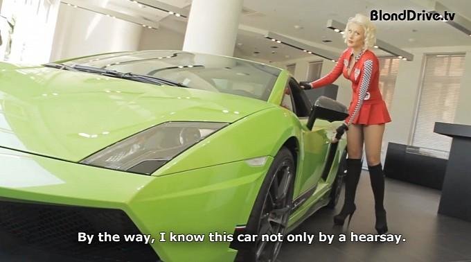Sexy drive-test: o blonda testeaza si ne arata secretele unui Lamborghini. Cu subtitrare!