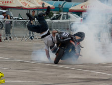 Show de acrobatii pe motocicleta la Romexpo