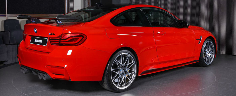 Showroom-ul BMW din Abu Dhabi face senzatie din nou. De aceasta data cu un BMW M4 in Ferrari Red Showroom-ul BMW din Abu Dhabi face senzatie din nou. De aceasta data cu un BMW M4 in Ferrari Red