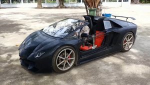 Si-a construit un Lamborghini in spatele casei. Masina are suspensie reglabila si plafon decapotabil la buton