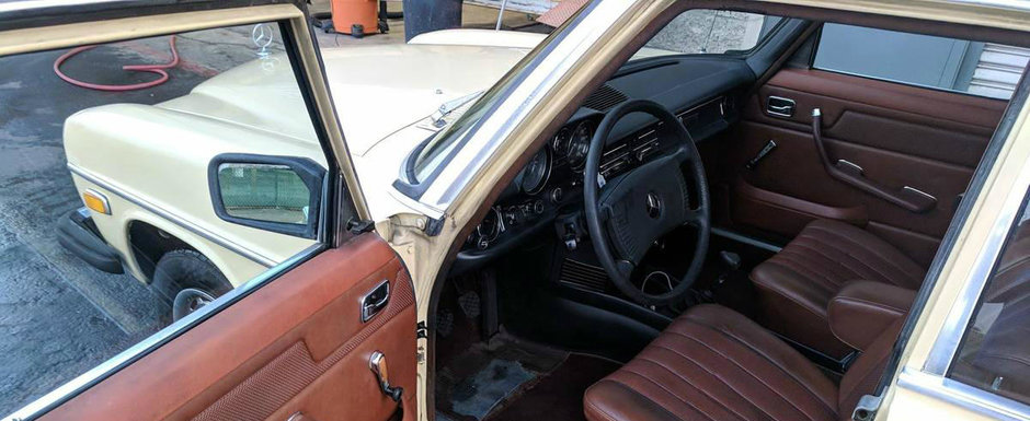 Si-a scos la vanzare Mercedes-ul din '74. A facut numai 80.000 de kilometri cu el Si-a scos la vanzare Mercedes-ul din '74. A facut numai 80.000 de kilometri cu el