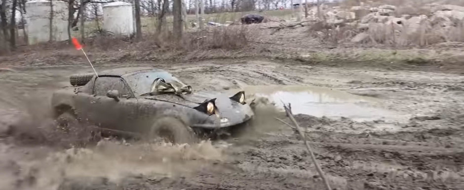 Si-a transformat vechea masina sport intr-un off-roader veritabil. Acum nu exista obstacol care s-o poata opri Si-a transformat vechea masina sport intr-un off-roader veritabil. Acum nu exista obstacol care s-o poata opri