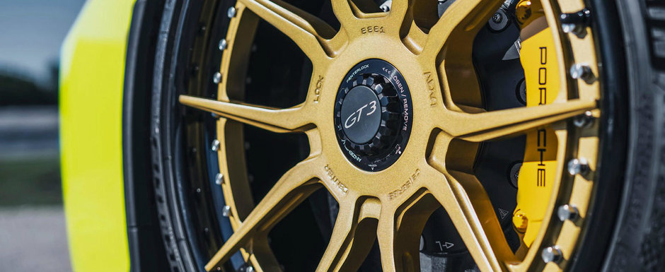 Si-a vopsit masina intr-un verde care ii face gelosi pana si pe italienii de la Lamborghini. Cum arata Si-a vopsit masina intr-un verde care ii face gelosi pana si pe italienii de la Lamborghini. Cum arata