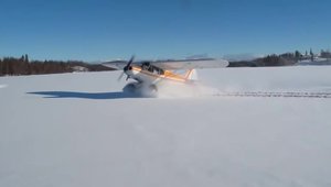 Si avioanele stiu sa faca drifturi: un avion mic aterizeaza, face drift si decoleaza imediat