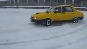 Si Dacia 1300 stie sa faca drifturi! Mai ales daca este 4x4 si cu motor turbo...