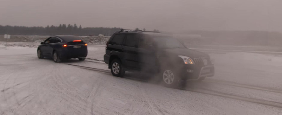 Si legendele plang cateodata. Un Land Cruiser refuza sa mai porneasca dupa ce ia bataie de la o Tesla