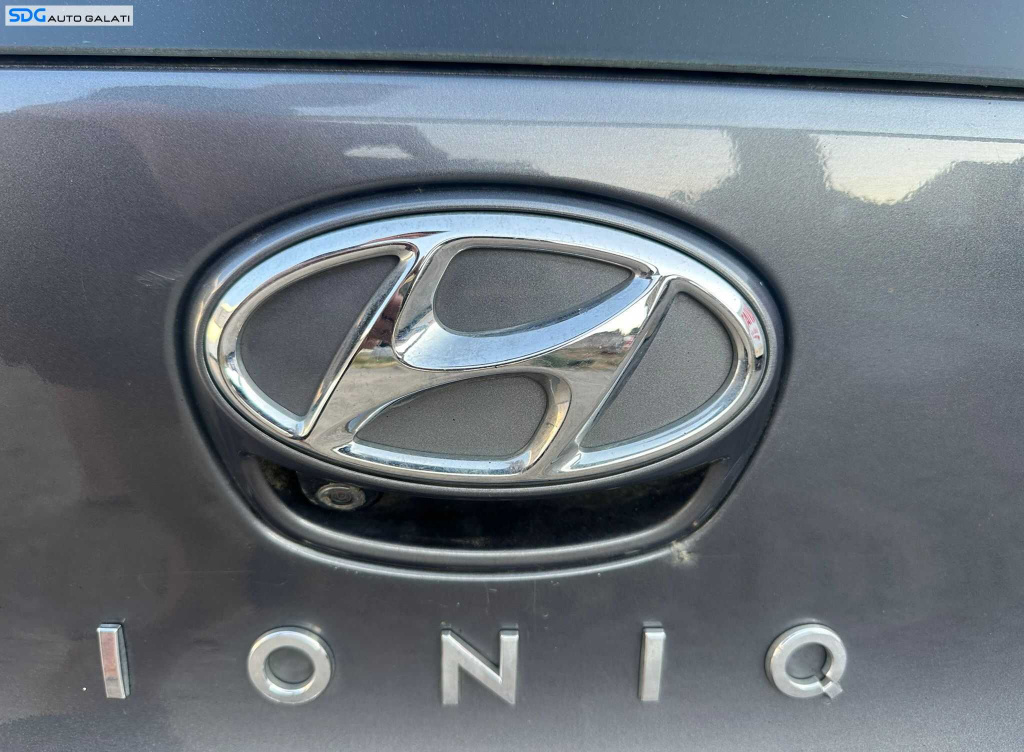 Sigla Emblema cu Maner si Camera Mers Inapoi Marsarier de pe Haion Haion Portbagaj Hyundai Ioniq 2016 - 2019 Culoare YT3 Stardust Gray [K6489]