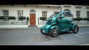 Sir Stirling Moss conduce un Renault Twizy si pare destul de multumit!