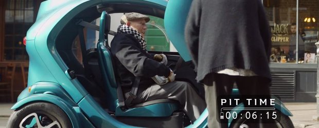 Sir Stirling Moss conduce un Renault Twizy si pare destul de multumit!