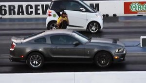 Smartul care se ridica pe doua roti si merge la fel de tare ca un Shelby GT500