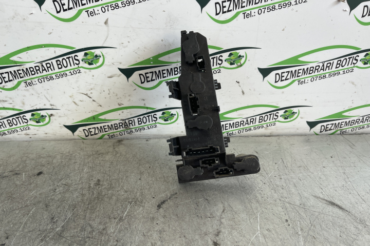 Soclu becuri lampa stop pe aripa dreapta 1J9945258A Volkswagen VW Golf 4 [1997 - 2006] wagon 1.9 TDI MT (90 hp)