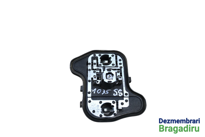 Soclu becuri lampa stop pe aripa stanga 1K6945257 Volkswagen VW Golf 5 [2003 - 2009] Hatchback 3-usi 1.9 TDI 6DSG (105 hp) Cod motor: BKC, Cod cutie: HLH, Cod culoare: LA6Q